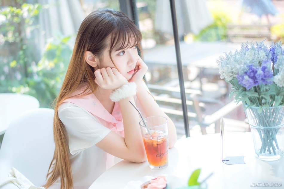 “哦？”马谡闻言诧异的看向诸葛亮：“不是庞统？”